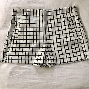 White/ blk High waisted shorts
